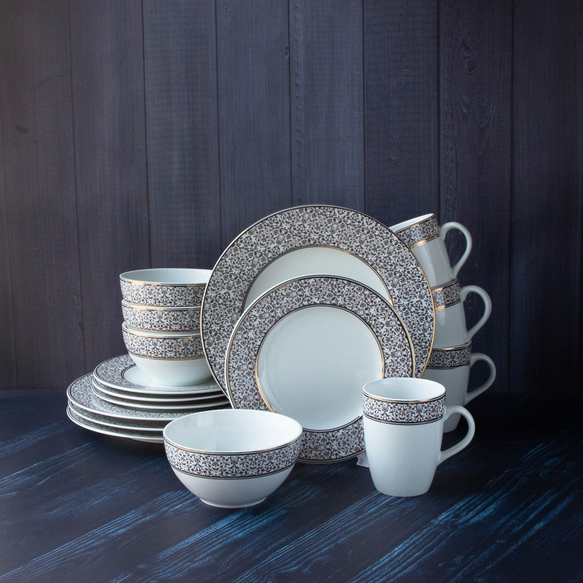 Sixteen piece porcelain dinner service